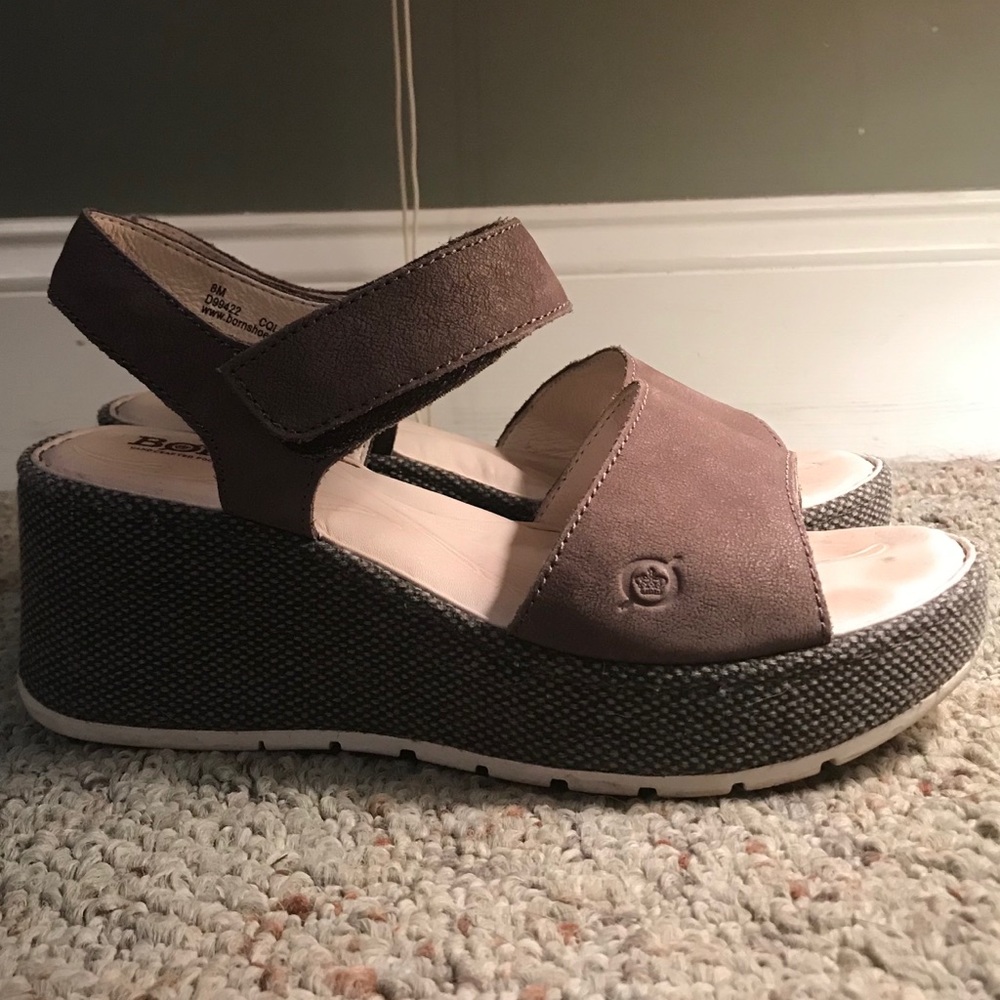 SO comfy Born Lucee wedge sandals!